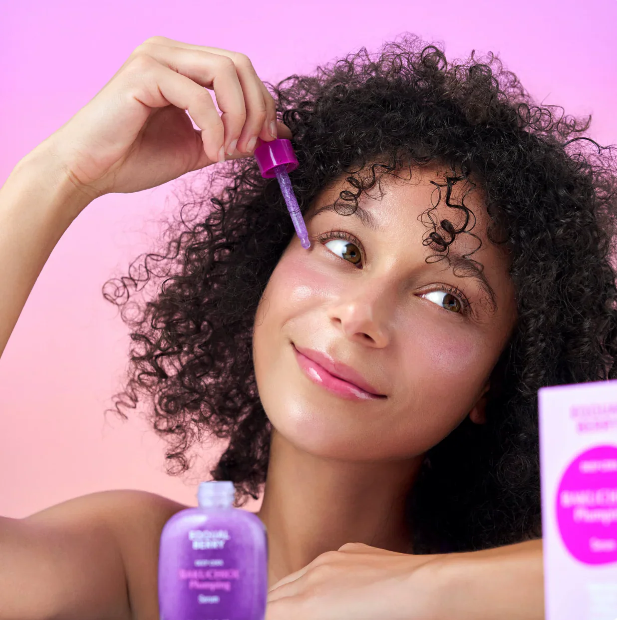 Eqqual Berry Bakuchiol Plumping Serum Minimizador de poros y arrugas, Alternativa de retinol para pieles sensibles - Image 4