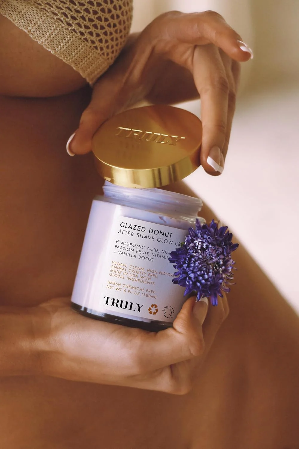 Truly Crema iluminadora para después del afeitado Glazed Donut - Image 6